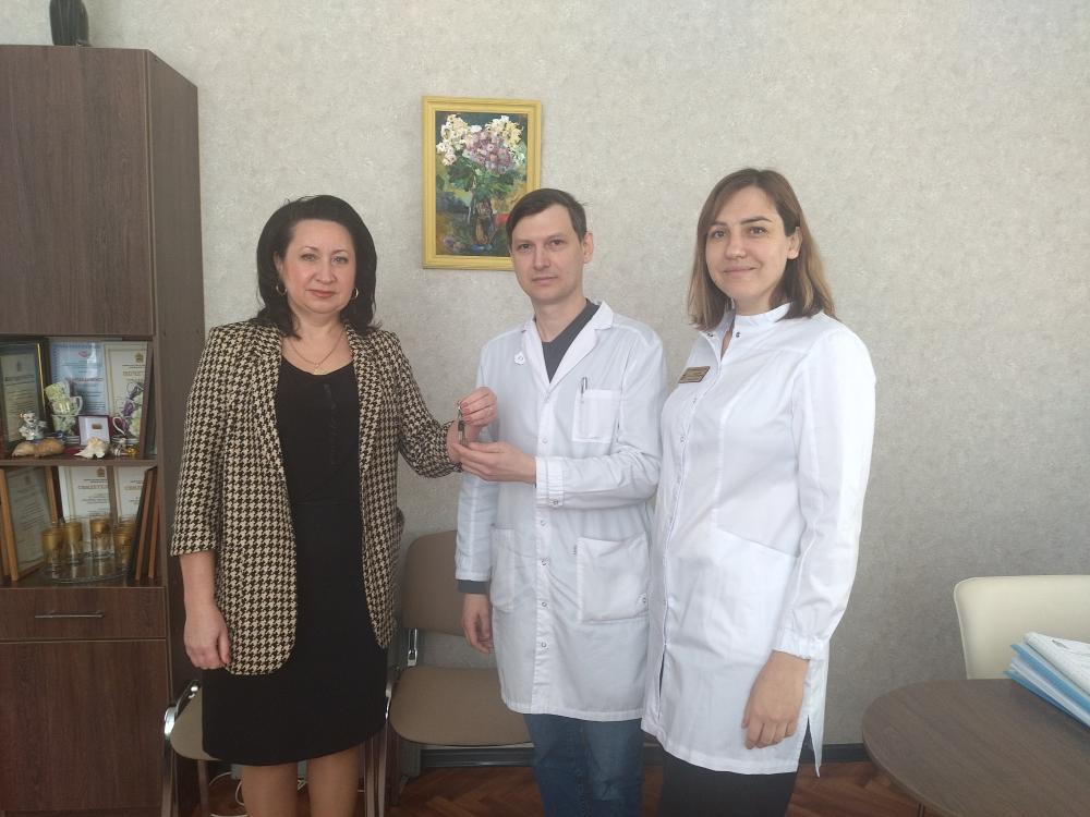 Семейная пара земских врачей получили ключи от квартиры